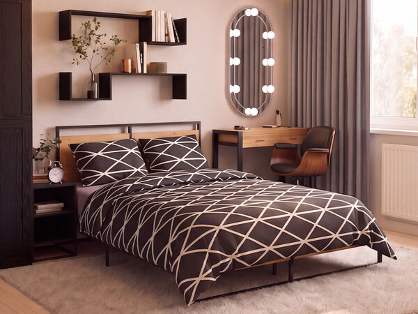 Modernes Schlafzimmer mit einem Bett aus schwarzem Metall und Holz, bezogen mit schwarz-wei&szlig;er Bettw&auml;sche im geometrischen Muster, flankiert von einem passenden Nachttisch mit einem Vintage-Wecker. Ein hoher Kleiderschrank in dunkler Holzoptik steht neben schwebenden schwarzen Wandregalen, die mit B&uuml;chern, Pflanzen und dekorativen Accessoires gestaltet sind. Gegen&uuml;ber dem Bett befindet sich ein minimalistischer Schminktisch aus Holz mit schwarzem Gestell, kombiniert mit einem geschwungenen Walnussstuhl und einem ovalen Spiegel mit integrierter Beleuchtung. Bodentiefe graue Vorh&auml;nge umrahmen ein gro&szlig;es Fenster, das den Raum mit warmem Tageslicht erf&uuml;llt, w&auml;hrend ein weicher cremefarbener Teppich und ein heller Holzboden f&uuml;r eine gem&uuml;tliche, moderne Atmosph&auml;re sorgen.