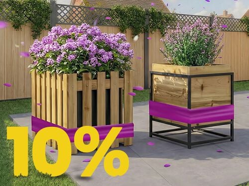 Holz-Pflanzk&auml;sten mit bl&uuml;henden violetten Blumen auf sonniger Terrasse, mit Banner zur Fr&uuml;hlingsaktion 10 %.