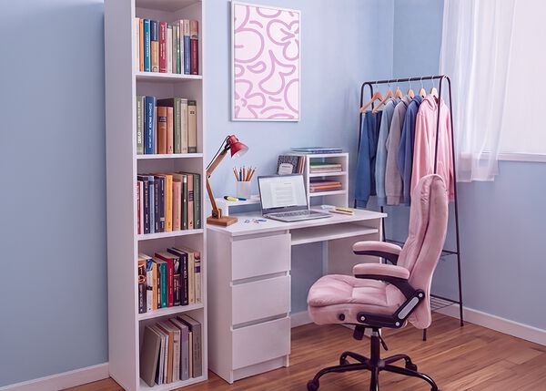 Moderner Lernplatz f&uuml;r Studierende mit wei&szlig;em Schreibtisch, ergonomischem B&uuml;rostuhl, Laptop, B&uuml;cherregal, Aufbewahrungseinheit und Kleiderst&auml;nder in einem hellen, aufger&auml;umten Schlafzimmer f&uuml;r bequemes Lernen und den Alltag.