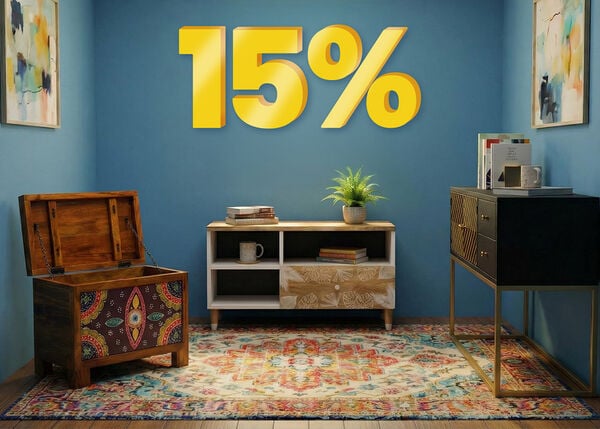 Banner-Bild mit einem &bdquo;15 %&ldquo;-Rabatt in gro&szlig;en gelben 3D-Zahlen &uuml;ber einem modernen Raum mit einem gemusterten Teppich, einer Truhe und einem Sideboard vor blauen W&auml;nden. Klicken Sie hier, um die Produkte der Kollektion zu sehen.