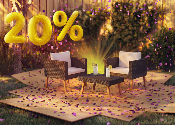 Outdoor-Rattan-Loungesessel mit Kissen und einem kleinen Tisch in einer Gartenszene, dekoriert mit rosa Konfetti und goldenen Ballons mit &bdquo;20 % Rabatt&ldquo;, der saisonale Angebote f&uuml;r Garten-Loungem&ouml;bel hervorhebt.