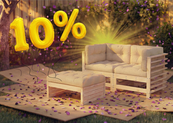 H&ouml;lzerne Outdoor-Lounge-Sofa mit beigen Kissen und passendem Hocker in einer Gartenszene, umgeben von rosa Konfetti und goldenen Ballons mit &bdquo;10 % Rabatt&ldquo;, die einen saisonalen Ausverkauf von Outdoor-Sitzm&ouml;beln hervorhebt.