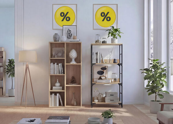 Modernes Wohnzimmer mit offenen Regalen, Holzregalen, dekorativen Aufbewahrungsboxen, Zimmerpflanzen und Stehlampe, im minimalistischen Stil mit gerahmten Prozent-Rabattmotiven an der Wand