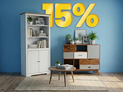 Banner-Bild mit einem &bdquo;15 %&ldquo;-Rabatt in gro&szlig;en gelben 3D-Zahlen &uuml;ber einem modernen Raum mit einem wei&szlig;en hohen Regal, einem Sideboard aus Holz und einem kleinen runden Couchtisch auf einem neutralen Teppich. Klicken Sie hier, um die Produkte der Kollektion zu sehen.