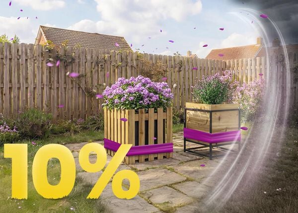 Holz-Pflanzk&auml;sten mit bl&uuml;henden violetten Blumen auf sonniger Terrasse, mit Banner zur Fr&uuml;hlingsaktion 10 %.