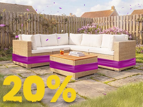 Rattan-Gartenlounge in L-Form mit beigen Polstern und Holztisch auf sonniger Terrasse, umgeben von Blumen und Holzzaun, mit Banner zur Fr&uuml;hlingsaktion 20 %.