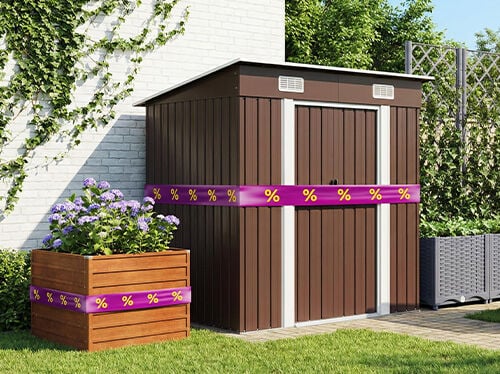 Brauner Holz-Gartenschuppen und Pflanzkasten mit violetten Blumen auf gr&uuml;ner Terrasse, dekoriert mit lila-gelben Rabattb&auml;ndern. Klicken Sie, um die Produkte im Angebot zu sehen.