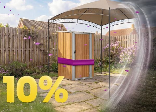 Holz-Gartenschuppen unter Pavillon auf sonniger Terrasse, umgeben von Blumen und Zaun, mit Banner zur Fr&uuml;hlingsaktion 10 %.