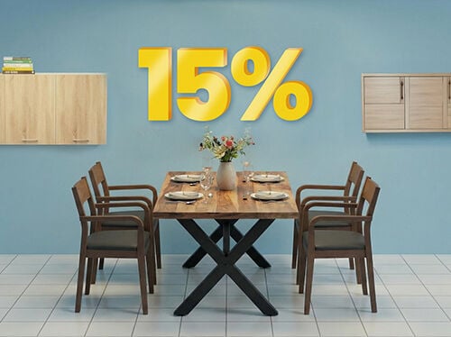 Banner-Bild mit einem &bdquo;15 %&ldquo;-Rabatt in gro&szlig;en gelben 3D-Zahlen &uuml;ber einem modernen Esszimmer mit einem Holztisch, vier St&uuml;hlen und einem Wandschrank. Klicken Sie hier, um die Produkte der Kollektion zu sehen.