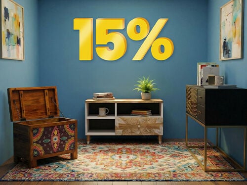 Banner-Bild mit einem &bdquo;15 %&ldquo;-Rabatt in gro&szlig;en gelben 3D-Zahlen &uuml;ber einem modernen Raum mit einem gemusterten Teppich, einer Truhe und einem Sideboard vor blauen W&auml;nden. Klicken Sie hier, um die Produkte der Kollektion zu sehen.