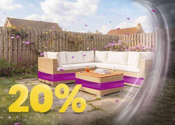 Rattan-Gartenlounge in L-Form mit beigen Polstern und Holztisch auf sonniger Terrasse, umgeben von Blumen und Holzzaun, mit Banner zur Fr&uuml;hlingsaktion 20 %.