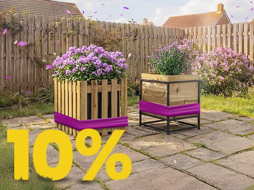 Holz-Pflanzk&auml;sten mit bl&uuml;henden violetten Blumen auf sonniger Terrasse, mit Banner zur Fr&uuml;hlingsaktion 10 %.