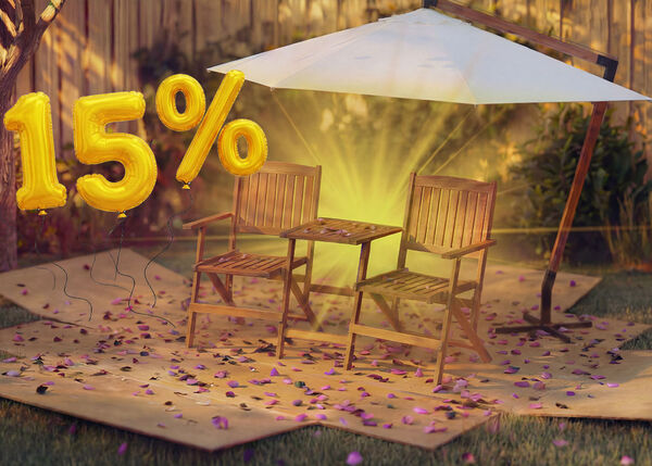 Zwei h&ouml;lzerne Outdoor-St&uuml;hle mit einem kleinen Tisch unter einem Gartenschirm, umgeben von rosa Konfetti und goldenen Ballons mit &bdquo;15 % Rabatt&ldquo;, die einen saisonalen Ausverkauf von Sonnenschirmen und Sonnenschutz hervorheben.