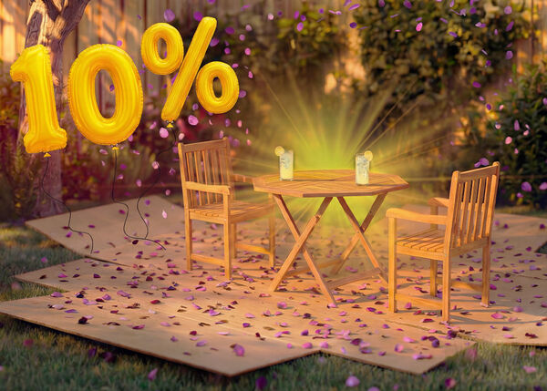 H&ouml;lzerner Outdoor-Esstisch mit zwei passenden St&uuml;hlen in einer Gartenszene, dekoriert mit rosa Konfetti und goldenen Ballons mit &bdquo;10 % Rabatt&ldquo;, der auf einen saisonalen Ausverkauf von Outdoor-Essm&ouml;beln hinweist.