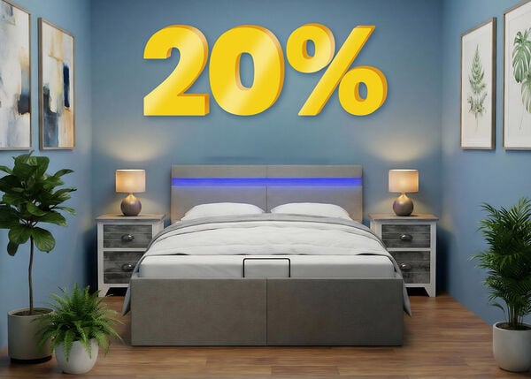 Banner-Bild mit einem &bdquo;20 %&ldquo;-Rabatt in gro&szlig;en gelben 3D-Zahlen &uuml;ber einem modernen Schlafzimmer mit einem grauen Bett, blauen W&auml;nden und Pflanzen neben dem Bett. Klicken Sie hier, um die Produkte der Kollektion zu sehen.