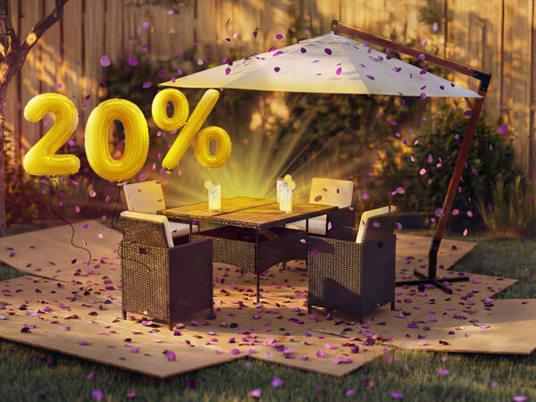 Outdoor-Garten-Essgruppe mit Tisch, vier Rattanst&uuml;hlen und Ampelschirm in einem sonnigen Hinterhof, dekoriert mit rosa Konfetti und einem goldenen Ballon mit &bdquo;20 % Rabatt&ldquo;, der auf einen saisonalen Ausverkauf von Gartenm&ouml;beln hinweist.