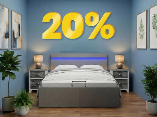 Banner-Bild mit einem &bdquo;20 %&ldquo;-Rabatt in gro&szlig;en gelben 3D-Zahlen &uuml;ber einem modernen Schlafzimmer mit einem grauen Bett, blauen W&auml;nden und Pflanzen neben dem Bett. Klicken Sie hier, um die Produkte der Kollektion zu sehen.