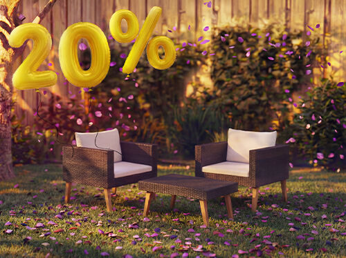 Outdoor-Rattan-Loungesessel mit Kissen und einem kleinen Tisch in einer Gartenszene, dekoriert mit rosa Konfetti und goldenen Ballons mit &bdquo;20 % Rabatt&ldquo;, der saisonale Angebote f&uuml;r Garten-Loungem&ouml;bel hervorhebt.
