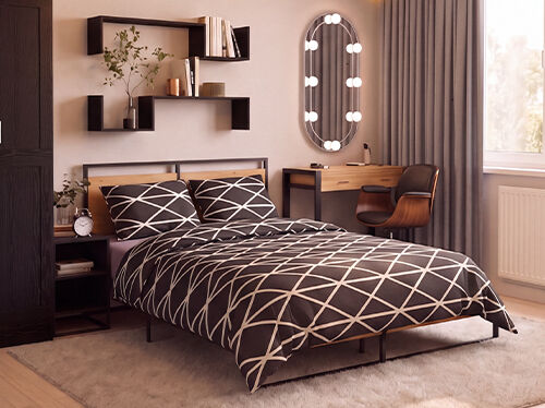 Modernes Schlafzimmer mit einem Bett aus schwarzem Metall und Holz, bezogen mit schwarz-wei&szlig;er Bettw&auml;sche im geometrischen Muster, flankiert von einem passenden Nachttisch mit einem Vintage-Wecker. Ein hoher Kleiderschrank in dunkler Holzoptik steht neben schwebenden schwarzen Wandregalen, die mit B&uuml;chern, Pflanzen und dekorativen Accessoires gestaltet sind. Gegen&uuml;ber dem Bett befindet sich ein minimalistischer Schminktisch aus Holz mit schwarzem Gestell, kombiniert mit einem geschwungenen Walnussstuhl und einem ovalen Spiegel mit integrierter Beleuchtung. Bodentiefe graue Vorh&auml;nge umrahmen ein gro&szlig;es Fenster, das den Raum mit warmem Tageslicht erf&uuml;llt, w&auml;hrend ein weicher cremefarbener Teppich und ein heller Holzboden f&uuml;r eine gem&uuml;tliche, moderne Atmosph&auml;re sorgen.