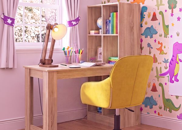 Helles Kinder-Lernzimmer mit Holzschreibtisch, ergonomischem gelbem Stuhl, Schreibtischlampe, Aufbewahrungsregal und Dinosaurier-Tapete. Ideal f&uuml;r einen organisierten und gem&uuml;tlichen Lernplatz zu Hause.