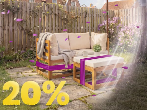 Holz-Gartensofa mit beigen Polstern und Tisch unter Sonnenschirm auf sonniger Terrasse, umgeben von Blumen und Zaun, mit Banner zur Fr&uuml;hlingsaktion 20 %.
