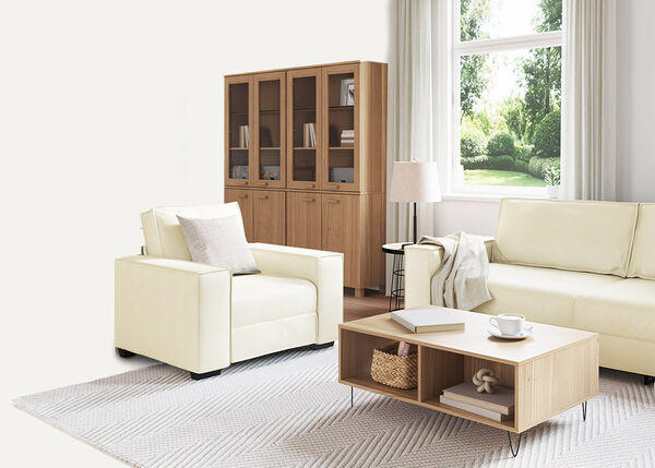 Wei&szlig;es 2-Sitzer-Sofa mit Kissen und einer Decke, Indoor.