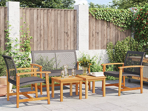 Graues, gepolstertes 2-Sitzer-Sofa in einem stylischen Schlafzimmer. Klick drauf, um die Produkte zu sehen.