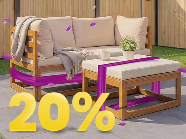 Holz-Gartensofa mit beigen Polstern und Tisch unter Sonnenschirm auf sonniger Terrasse, umgeben von Blumen und Zaun, mit Banner zur Fr&uuml;hlingsaktion 20 %.