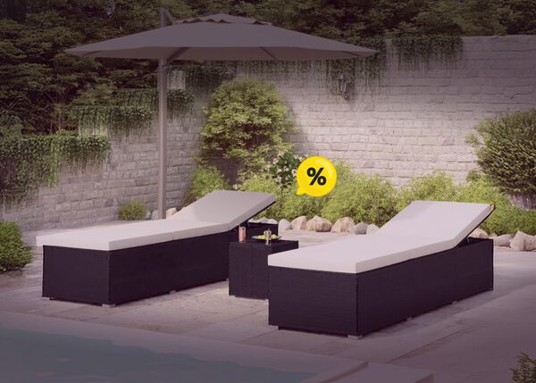 Zwei Rattan-Sonnenliegen am Pool, ein Sonnenschirm, ein Rattan-Tisch und gelbe Discount-Symbole. Klick drauf, um die Produkte im Angebot zu sehen.