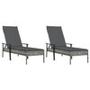 vidaXL Sonnenliegen 2 Stk. mit Tisch und Auflagen Grau Poly Rattan