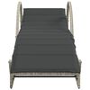 vidaXL Sonnenliegen 2 Stk. mit Tisch Hellgrau Poly Rattan