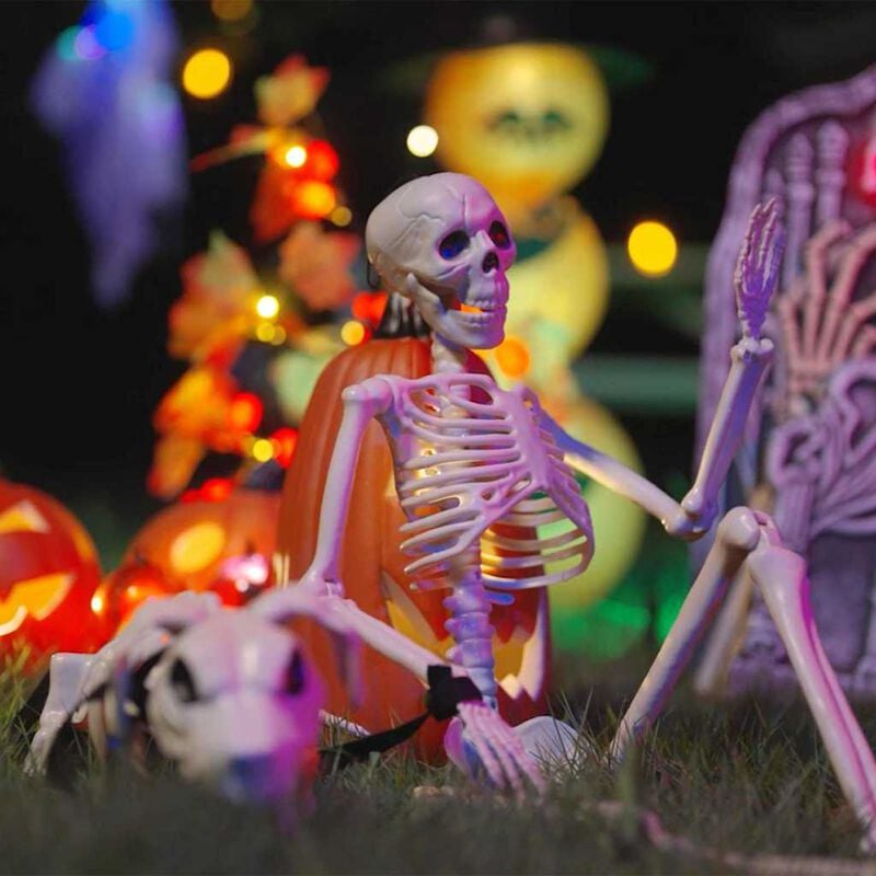 Weißes Halloween-Skelett-Deko-Set im Außenbereich