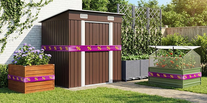Brauner Holz-Gartenschuppen und Pflanzkasten mit violetten Blumen auf grüner Terrasse, dekoriert mit lila-gelben Rabattbändern. Klicken Sie, um die Produkte im Angebot zu sehen.