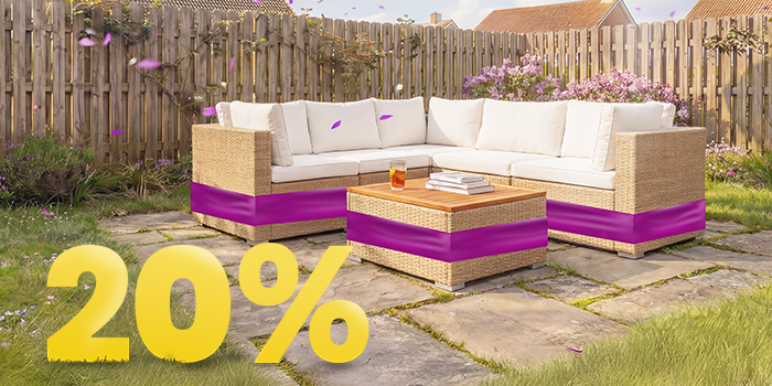 Rattan-Gartenlounge in L-Form mit beigen Polstern und Holztisch auf sonniger Terrasse, umgeben von Blumen und Holzzaun, mit Banner zur Frühlingsaktion 20 %.