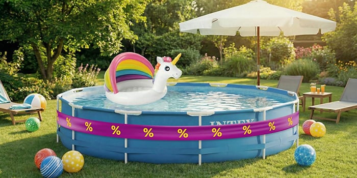 Schwimmbad mit Baby-Einhorn-Pool oben drauf, umwickelt mit lila-gelben Rabattbändern, aufblasbare Spielzeuge, Liegen und Sonnenschirm im Garten. Klicken Sie, um die Produkte im Angebot zu sehen.