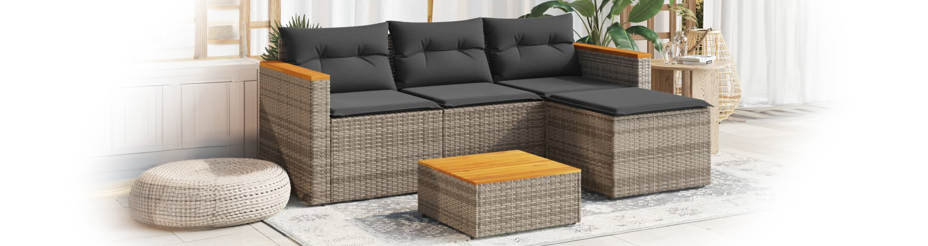 3-teiliges Sofa-Set aus Rattan mit Kissen und Couchtisch für draußen. Klick drauf, um die Kollektion zu shoppen.