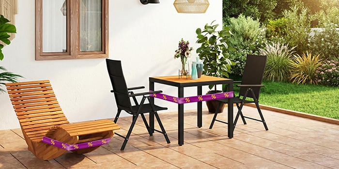 Holzliegestuhl mit Schaukelmechanik und schwarzer Tisch mit 2 Stühlen auf der Terrasse, umwickelt mit lila-gelben Rabattbändern. Klicken Sie, um die Produkte im Angebot zu sehen.