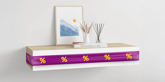 Weißes Wandregal mit lila Schleife und Rabattsymbolen, mit Deko in einem stilvollen Zimmer. Klick drauf, um die Produkte im Angebot zu kaufen.