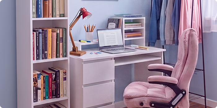 Moderner Lernplatz für Studierende mit weißem Schreibtisch, ergonomischem Bürostuhl, Laptop, Bücherregal, Aufbewahrungseinheit und Kleiderständer in einem hellen, aufgeräumten Schlafzimmer für bequemes Lernen und den Alltag.