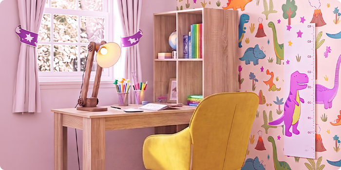 Helles Kinder-Lernzimmer mit Holzschreibtisch, ergonomischem gelbem Stuhl, Schreibtischlampe, Aufbewahrungsregal und Dinosaurier-Tapete. Ideal für einen organisierten und gemütlichen Lernplatz zu Hause.