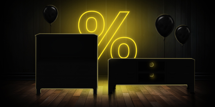  Schwarze Kommode und TV-Konsole mit schwarzen Ballons vor einem leuchtend gelben Prozentzeichen auf dunklem Holzboden.