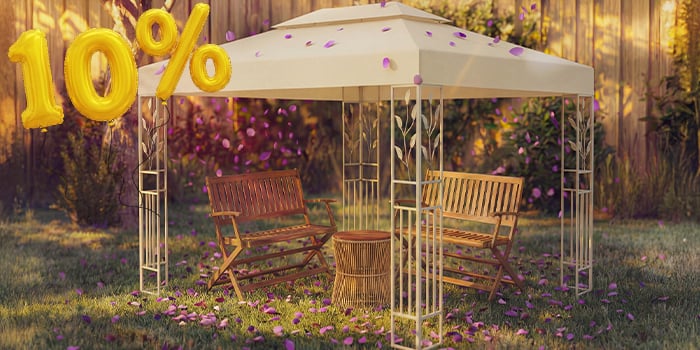  Gartenpavillon mit zwei Holzbänken und einem kleinen Tisch darunter, umgeben von rosa Konfetti und goldenen Ballons mit „10 % Rabatt“, der ein saisonales Angebot für Pavillons und Gartenüberdachungen hervorhebt. 