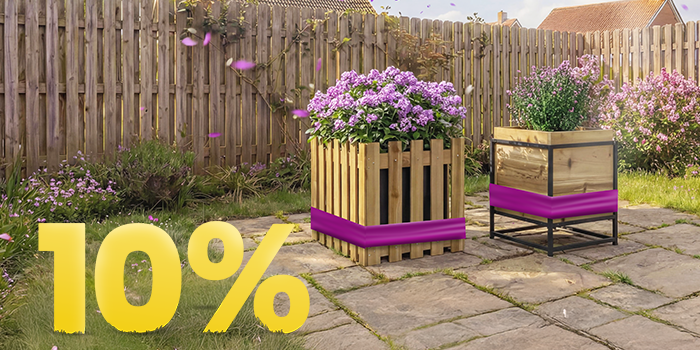 Holz-Pflanzkästen mit blühenden violetten Blumen auf sonniger Terrasse, mit Banner zur Frühlingsaktion 10 %.