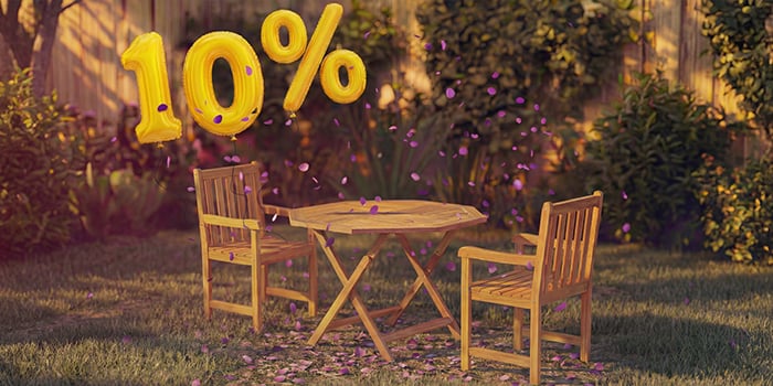  Hölzerner Outdoor-Esstisch mit zwei passenden Stühlen in einer Gartenszene, dekoriert mit rosa Konfetti und goldenen Ballons mit „10 % Rabatt“, der auf einen saisonalen Ausverkauf von Outdoor-Essmöbeln hinweist. 