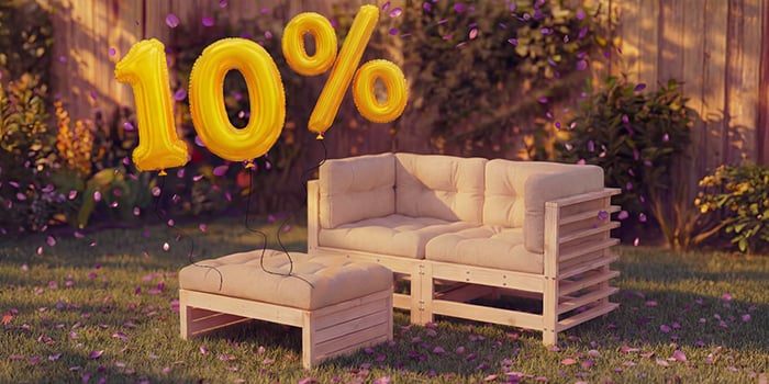  Hölzerne Outdoor-Lounge-Sofa mit beigen Kissen und passendem Hocker in einer Gartenszene, umgeben von rosa Konfetti und goldenen Ballons mit „10 % Rabatt“, die einen saisonalen Ausverkauf von Outdoor-Sitzmöbeln hervorhebt. 