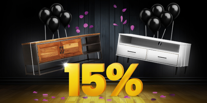 TV-Konsole aus Holz und Metall und weiße TV-Konsole mit schwarzen Ballons vor einem leuchtend gelben 15%-Schild auf dunklem Holzboden.