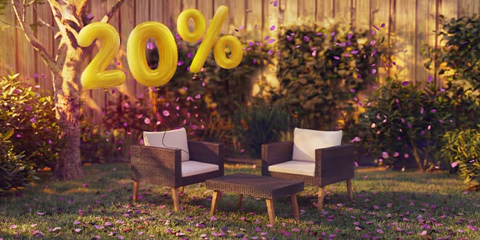  Outdoor-Rattan-Loungesessel mit Kissen und einem kleinen Tisch in einer Gartenszene, dekoriert mit rosa Konfetti und goldenen Ballons mit „20 % Rabatt“, der saisonale Angebote für Garten-Loungemöbel hervorhebt. 