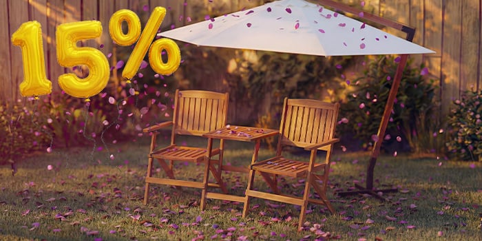  Zwei hölzerne Outdoor-Stühle mit einem kleinen Tisch unter einem Gartenschirm, umgeben von rosa Konfetti und goldenen Ballons mit „15 % Rabatt“, die einen saisonalen Ausverkauf von Sonnenschirmen und Sonnenschutz hervorheben. 